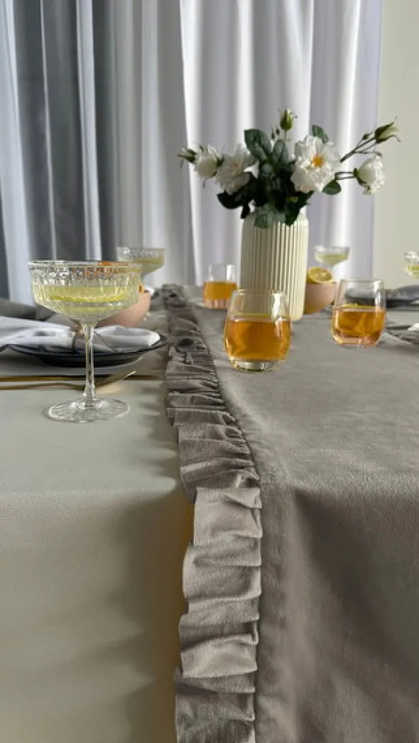Bieżnik 40 x 180 Dekoracyjny z Falbankami Ligia 07