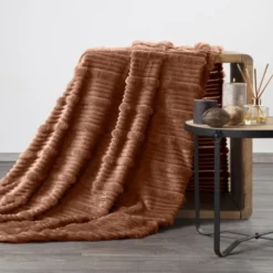 Koc 200 x 220 Flanelowy Tłoczony Nina Cegła