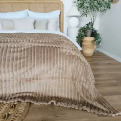 Koc 160 x 200Mikrofibra Tłoczona Pasy Nuvio 04