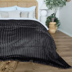 Koc 160 x 200Mikrofibra Tłoczona Pasy Nuvio 03