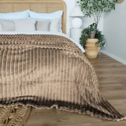 Koc 160 x 200Mikrofibra Tłoczona Pasy Nuvio 06